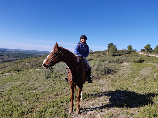 seul a cheval en extérieur
