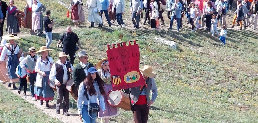 procession benediction calas cabries