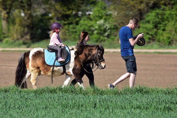 enfant parents et poney