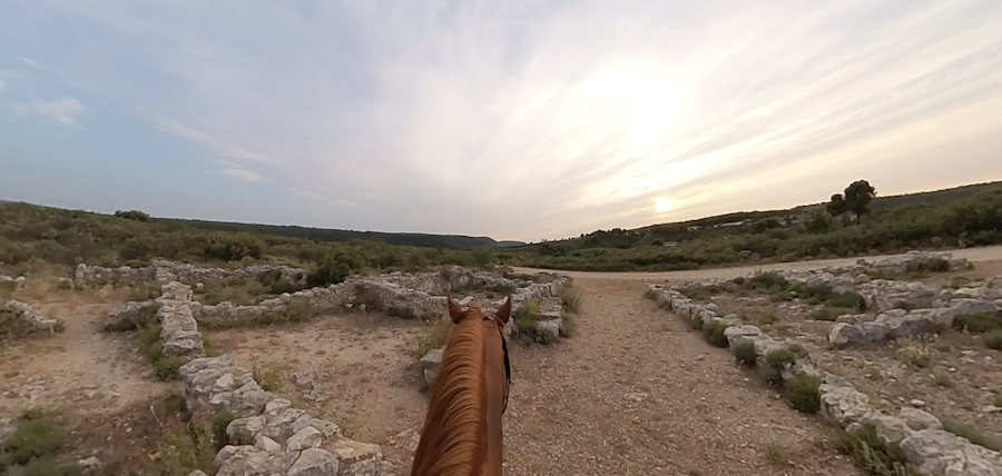 balades equestres visite Oppidum en Provence