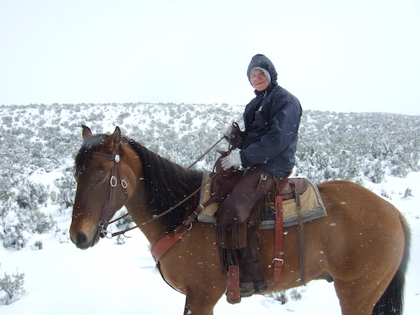chaps cow boy au dessus du pantalon