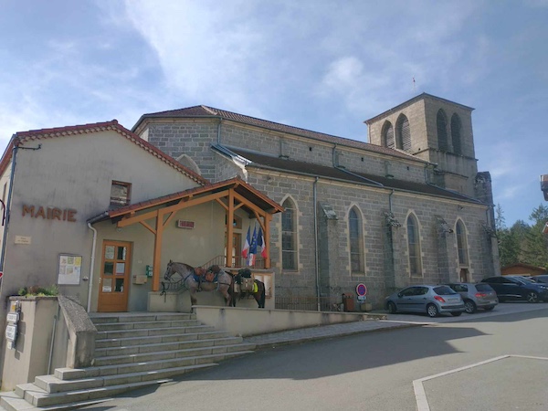 garer ses chevaux devant la mairie