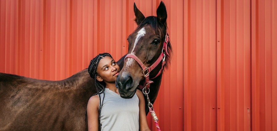 Idée cadeau cavalière ado : quoi offrir à une ado passionnée par les chevaux ?