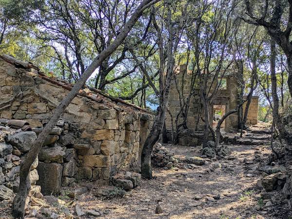 balade a cheval village abandonne