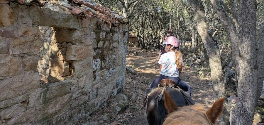 Balade cheval Corse : direction le village abandonné d’Ariddavu