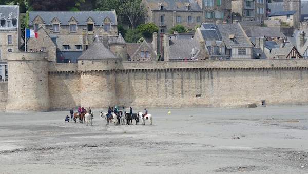 Mont saint michel a cheval